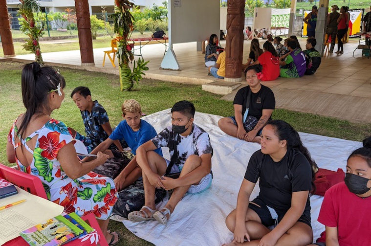 Une fois n’est pas coutume, la jeunesse de Nuku Hiva a pu échanger avec les éditeurs et les écrivains du fenua. Une fois n’est pas coutume, la jeunesse de Nuku Hiva a pu échanger avec les éditeurs et les écrivains du fenua.