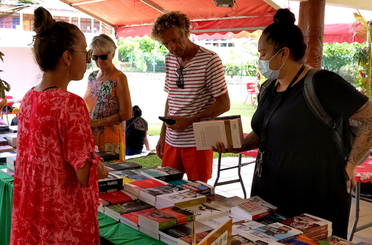 Outre les rencontres avec les auteurs et éditeurs, les lecteurs peuvent acheter des livres, dont des nouveautés. Outre les rencontres avec les auteurs et éditeurs, les lecteurs peuvent acheter des livres, dont des nouveautés.