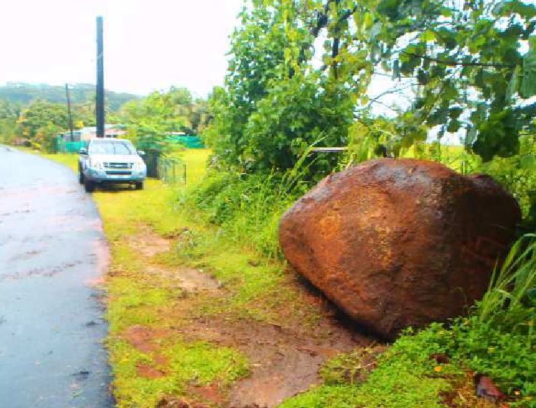 A Raiatea, dans la nuit de jeudi à vendredi, un rocher de plusieurs tonnes s'est décroché de la montagne pour venir s'immobiliser sur la route au PK 20, commune de Tumara