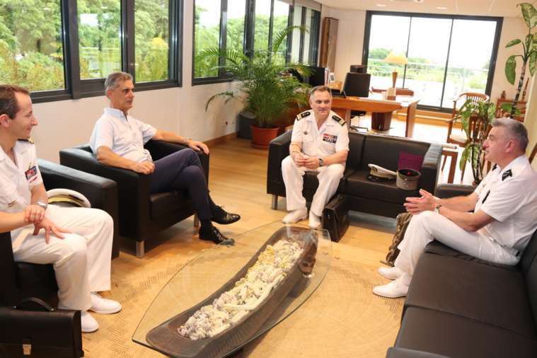 Les forces armées en cours d'inspection Les forces armées en cours d'inspection