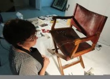 Un fauteuil de Napoléon cassé sous le postérieur d'un employé de musée indélicat
