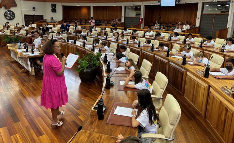 Christelle Lehartel fait la dictée à Tarahoi Christelle Lehartel fait la dictée à Tarahoi