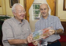 Le Président Gaston FLOSSE reçoit Philippe LA COGNATA, Directeur de L’IEOM Le Président Gaston FLOSSE reçoit Philippe LA COGNATA, Directeur de L’IEOM