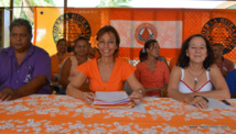 Nicole Sanquer, au centre, s'est lancée officiellement dans la campagne des municipales ce mardi à Mahina.
