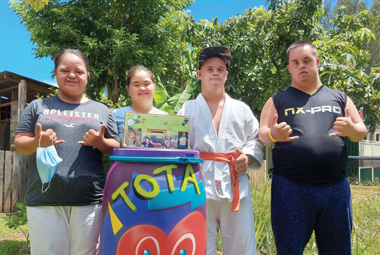 Pendant le Tōta tour, la population est invitée à faire don de ses pièces, qu'elle peut déposer dans des urnes présentes dans une centaine de commerces à Tahiti.