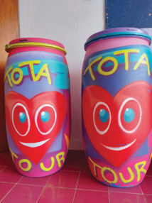 Des grand futs pour récolter des pièces sont disponibles à l'agence Air France de Papeete, à la Brasserie Hoa à Fare Ute, au service fret du Taporo Motu Uta et au centre Papa Nui à taunoa. Des grand futs pour récolter des pièces sont disponibles à l'agence Air France de Papeete, à la Brasserie Hoa à Fare Ute, au service fret du Taporo Motu Uta et au centre Papa Nui à taunoa.