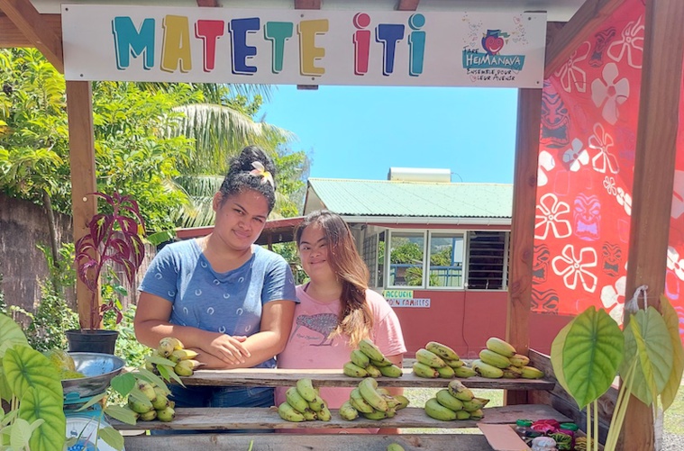 Tous les mercredis au centre Papa Nui, les jeunes vendent les produits de leur fa'a'apu bio au Matete iti.