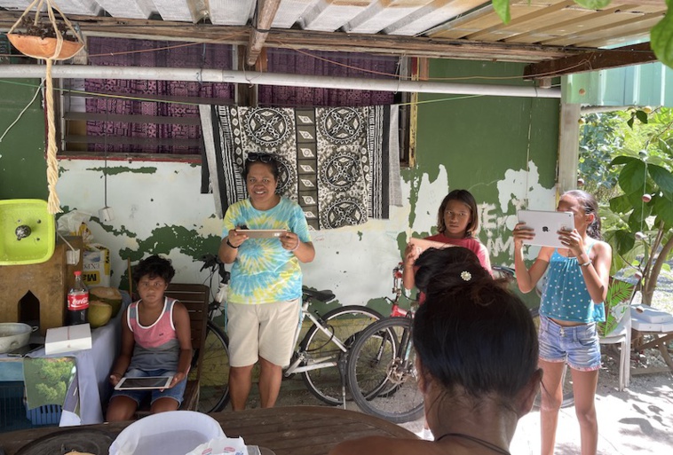 Les élèves et leur institutrice Martine Mopi-Deane, en plein tournage. Les élèves et leur institutrice Martine Mopi-Deane, en plein tournage.