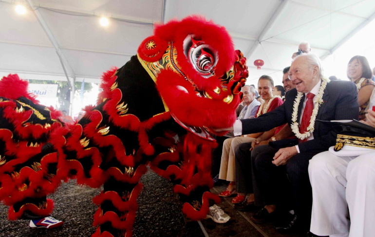 Gaston Flosse, Président de la Polynésie française, sacrifie à la tradition en saluant la Danse du Lion. (Source photo : Présidence de la Polynésie française) Gaston Flosse, Président de la Polynésie française, sacrifie à la tradition en saluant la Danse du Lion. (Source photo : Présidence de la Polynésie française)