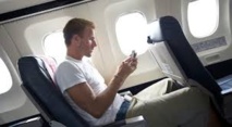 Des passagers toujours plus connectés en avion, pour le meilleur ou le pire? Des passagers toujours plus connectés en avion, pour le meilleur ou le pire?