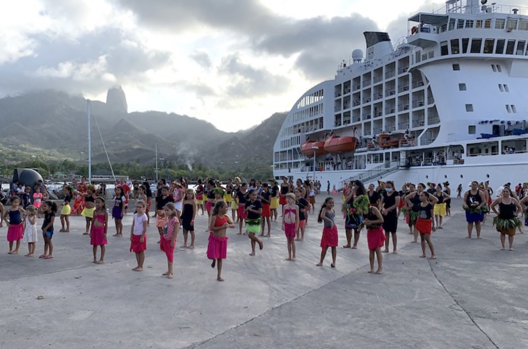 Un tāmūrē marathon est organisé dans les escales des miss à Nuku Hiva, Ua Pou et Hiva Oa en collaboration les écoles de danse de chaque île et la meilleure danseuse au Heiva i Tahiti 2019, Matatini Mou. Un tāmūrē marathon est organisé dans les escales des miss à Nuku Hiva, Ua Pou et Hiva Oa en collaboration les écoles de danse de chaque île et la meilleure danseuse au Heiva i Tahiti 2019, Matatini Mou.