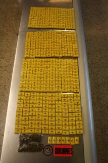 Les boîtes d'allumettes remplies de paka saisies en octobre 2013 par les douaniers.