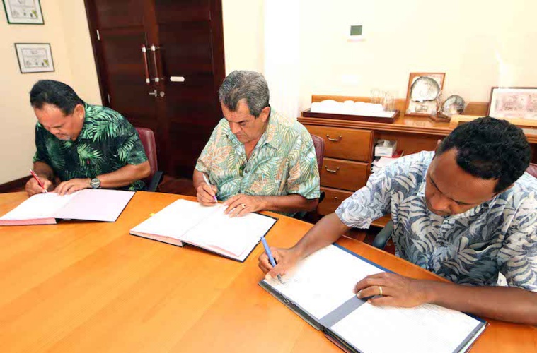 Edouard Fritch, Tearii Alpha et Benoit Kautai ont officillement signé mardi la cession du navire du Pays à la Codim. Edouard Fritch, Tearii Alpha et Benoit Kautai ont officillement signé mardi la cession du navire du Pays à la Codim.