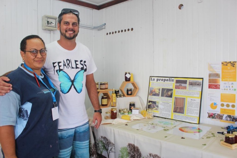 Kala’i Selam, le président de Apis Porinetia et Luoise Frogier, apicultrice. Kala’i Selam, le président de Apis Porinetia et Luoise Frogier, apicultrice.