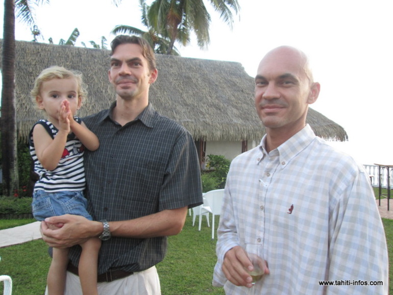 A gauche, Teiki Chaveroche et Cedric, tous deux auteurs de cette exposition intitulée " Papeete en 1974 " A gauche, Teiki Chaveroche et Cedric, tous deux auteurs de cette exposition intitulée " Papeete en 1974 "