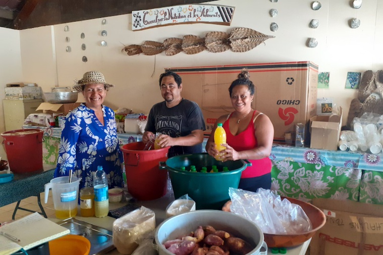 Des membres de l'association Taputea adventure et la présidente Poema Moutame. Des membres de l'association Taputea adventure et la présidente Poema Moutame.