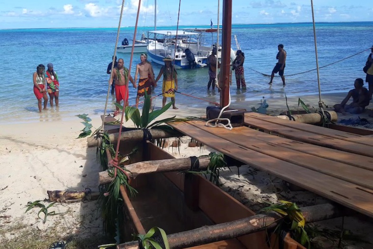 Honoura, une nouvelle pirogue traditionnelle à Moorea Honoura, une nouvelle pirogue traditionnelle à Moorea