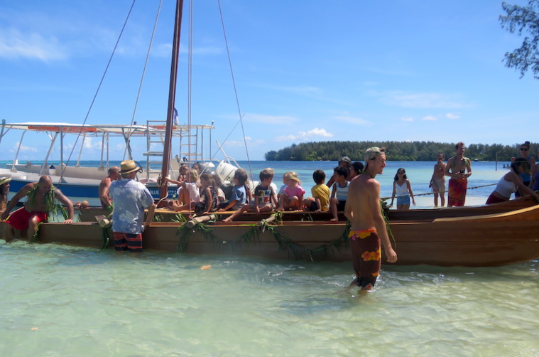 Honoura, une nouvelle pirogue traditionnelle à Moorea Honoura, une nouvelle pirogue traditionnelle à Moorea