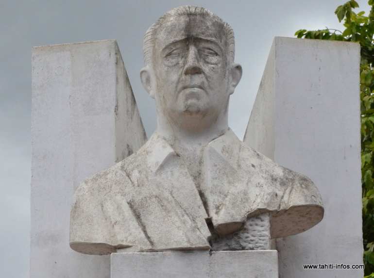 Le buste de Pouvanaa a Oopa, place Tarahoi à Papeete