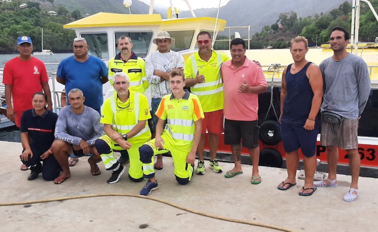 La courageuse équipe au complet au retour de l'opération : l'équipage du Te Ata o Hiva (à droite), des sauveteurs en mer et les pompiers de Hiva Oa. ©Station de sauvetage en mer de Hiva Oa La courageuse équipe au complet au retour de l'opération : l'équipage du Te Ata o Hiva (à droite), des sauveteurs en mer et les pompiers de Hiva Oa. ©Station de sauvetage en mer de Hiva Oa
