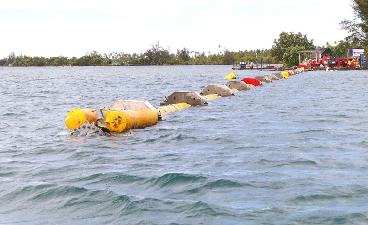 Une conduite de 2 km remorquée de Phaëton à Bora Bora Une conduite de 2 km remorquée de Phaëton à Bora Bora