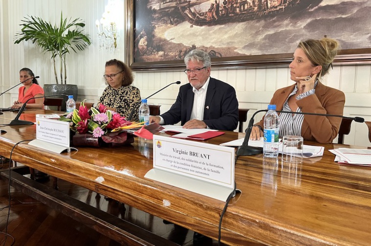 Le point d'indice des fonctionnaires relevé à 1030 au 1er mai Le point d'indice des fonctionnaires relevé à 1030 au 1er mai