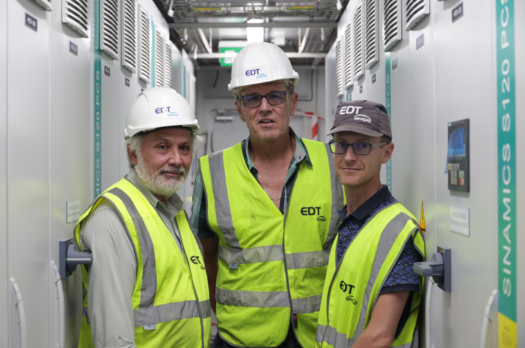 Les chefs de projet à l'intérieur d'un des onduleurs lors de la présentation du chantier Les chefs de projet à l'intérieur d'un des onduleurs lors de la présentation du chantier