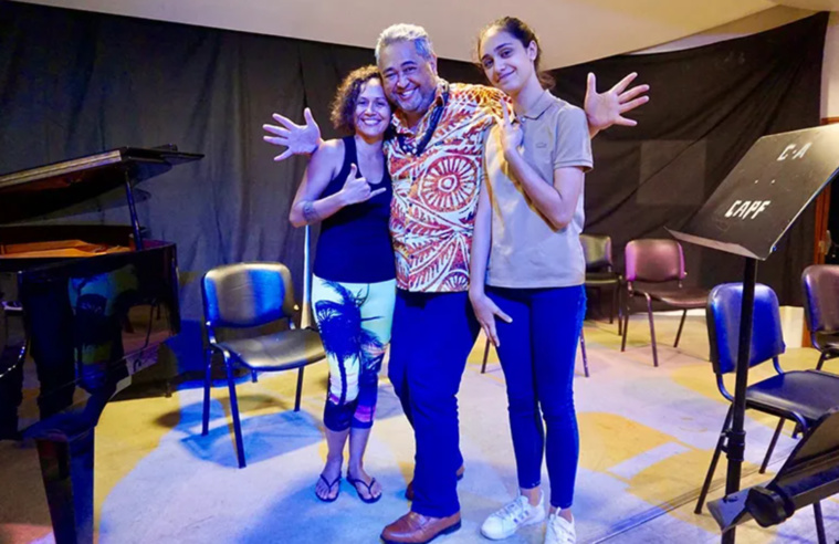 Laetitia Jullian (à gauche) et Lylia Ayman avec Peterson Cowan, professeur de chant au conservatoire.