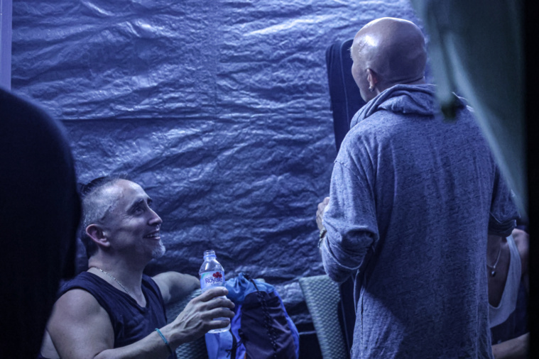 Trois décennies d'amitié, ça se ressent immédiatement pour celui qui à la chance d'entrer dans la loge de Tryo Trois décennies d'amitié, ça se ressent immédiatement pour celui qui à la chance d'entrer dans la loge de Tryo