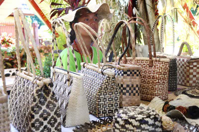 L'artisanat de Rurutu exposé dans le hall de l'assemblée L'artisanat de Rurutu exposé dans le hall de l'assemblée