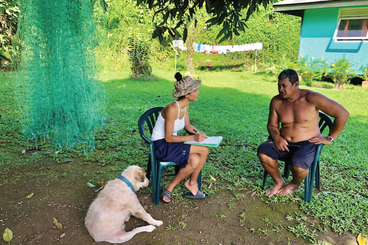 Vaimiti Tripier, fille de pêcheur, interviewe les pêcheurs de l'île pour connaître leur avis sur de nouvelles réglementations. © A Ti’a Matairea Vaimiti Tripier, fille de pêcheur, interviewe les pêcheurs de l'île pour connaître leur avis sur de nouvelles réglementations. © A Ti’a Matairea