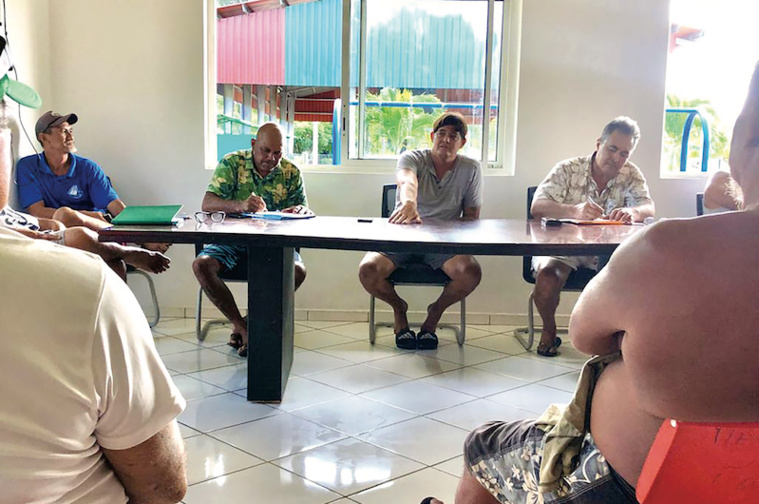 Leaders dans la renaissance du rahui à Haapu depuis 2012 Pitori Gibert et Coro encouragent d'autres villages à se mobiliser pour mettre en place un rahui. © A Ti’a Matairea Leaders dans la renaissance du rahui à Haapu depuis 2012 Pitori Gibert et Coro encouragent d'autres villages à se mobiliser pour mettre en place un rahui. © A Ti’a Matairea