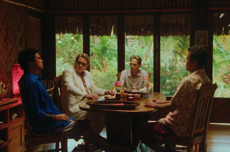 Ces trois Polynésiens qui vont monter les marches Ces trois Polynésiens qui vont monter les marches