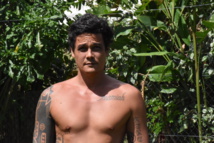 Ces trois Polynésiens qui vont monter les marches Ces trois Polynésiens qui vont monter les marches