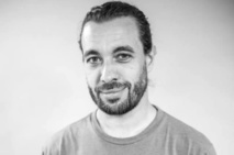 Ces trois Polynésiens qui vont monter les marches Ces trois Polynésiens qui vont monter les marches