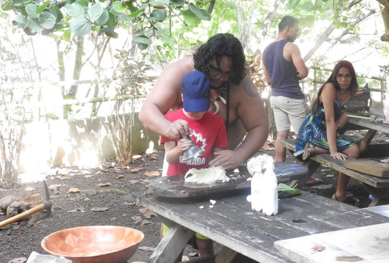 Au pôle des Marquises, Gilles Teikitohe, étudiant en licence LAP, initie au kaàkū, 'uru rôti, puis battu en pâte à la sortie du feu et dégusté ensuite avec du lait de coco. Au pôle des Marquises, Gilles Teikitohe, étudiant en licence LAP, initie au kaàkū, 'uru rôti, puis battu en pâte à la sortie du feu et dégusté ensuite avec du lait de coco.