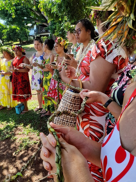 Tous les participants tiennent la natte qui représente "te hono", le lien, thème de ces journées polynésiennes. La natte sera déposée autour du paepae de l'UPF pour clore l'événement.