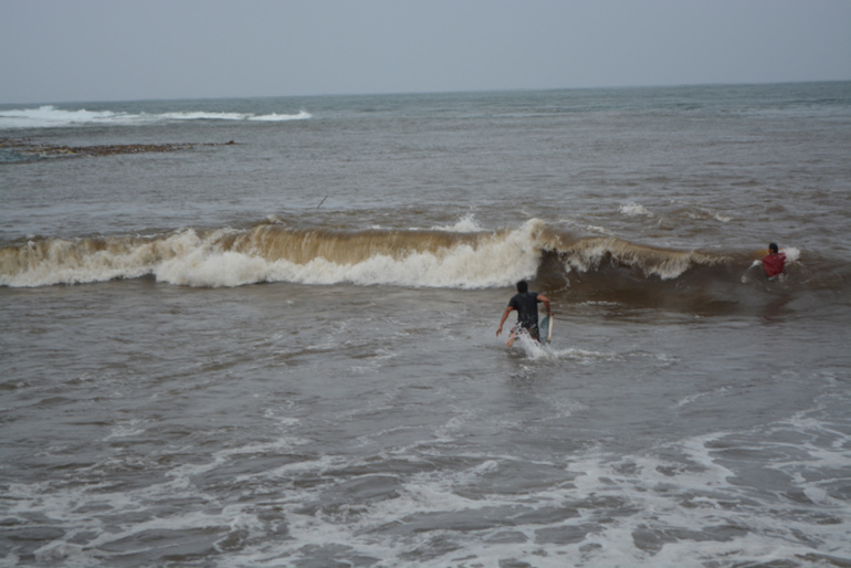 Des body boarders qui ne craignent visiblement pas les eaux sales de l'embouchure à Orofero. Des body boarders qui ne craignent visiblement pas les eaux sales de l'embouchure à Orofero.