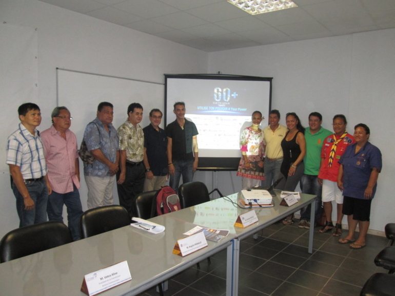 Différents partenaires du Earth Hour Tahiti 2014, ici lors d'une conférence de presse à la CCISM.