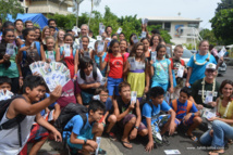 Geffry Salmon, le ministre de l'écologie avec les élèves du collège/lycée La Mennais. Geffry Salmon, le ministre de l'écologie avec les élèves du collège/lycée La Mennais.