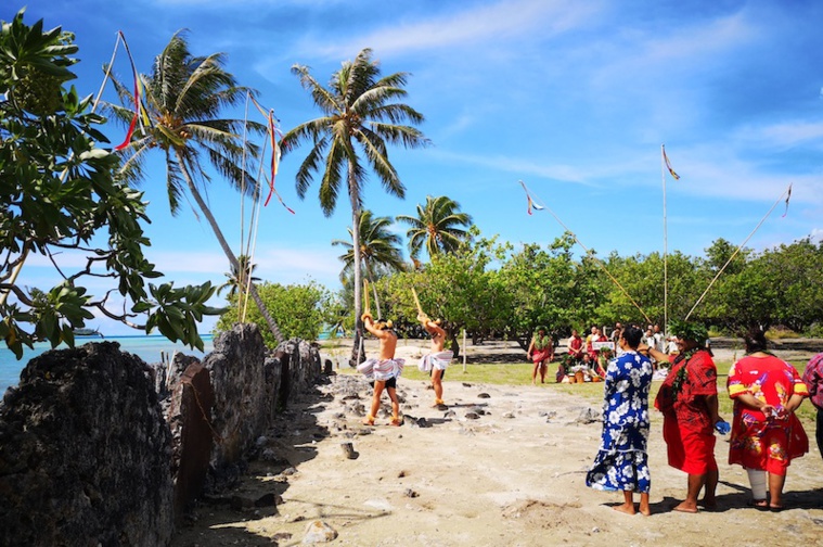 La délégation s’est rendue sur le marae des 'Ōpū-Teina, consacré aux lignées parties dans les îles lointaines. La délégation s’est rendue sur le marae des 'Ōpū-Teina, consacré aux lignées parties dans les îles lointaines.