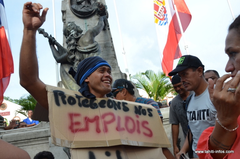 Manifestation à Papeete : L. Beffre reçoit les syndicats Manifestation à Papeete : L. Beffre reçoit les syndicats