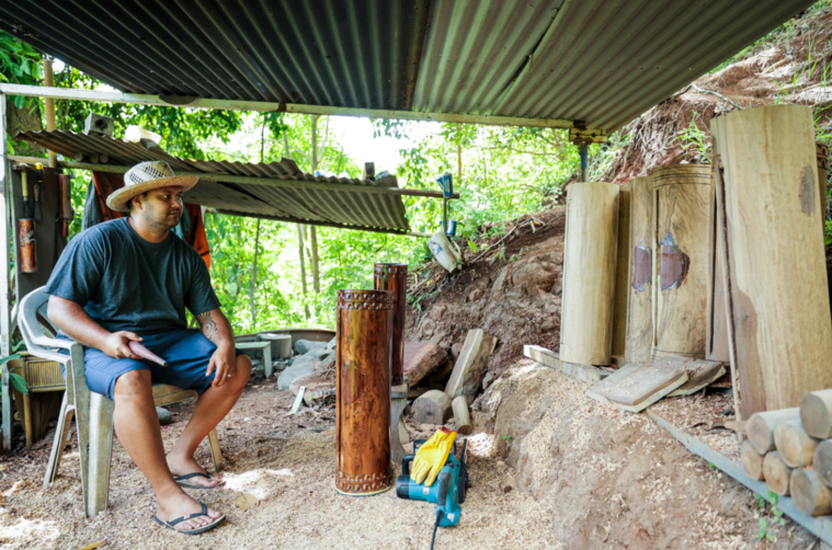 Lorsqu’un tō’ere est terminé, Teihotua passe des heures à le contempler, lui parler, et le remercier. Lorsqu’un tō’ere est terminé, Teihotua passe des heures à le contempler, lui parler, et le remercier.