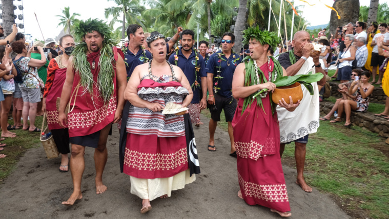 L'arrivée de Hōkūle'a et Hikianalia à Papeete L'arrivée de Hōkūle'a et Hikianalia à Papeete
