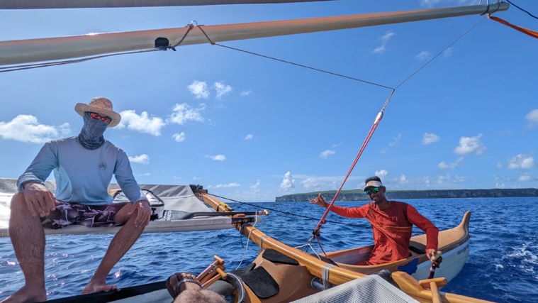 Niuhiti Buillard, à la barre, et Jean Rocka au moment de quitter l'île de Makatea. (photo : Teiva Véronique)