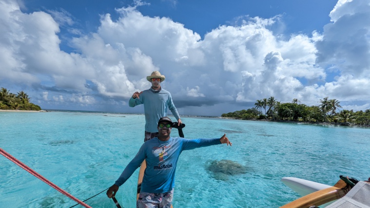 L'équipage lors de son arrivée à Rangiroa par la passe de Tivaru. (photo : Teiva Véronique)