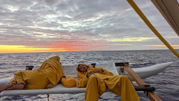 Le confort très sommaire sur un va'a holopuni. (photo : Teiva Véronique)