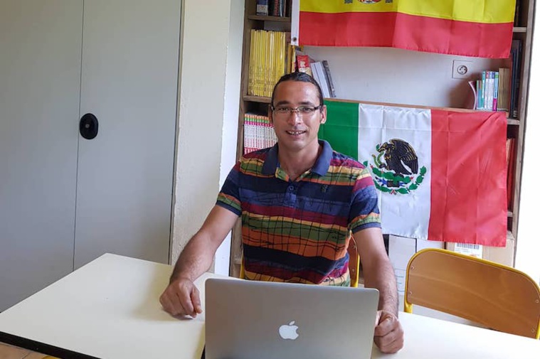 Patricio Arcila Disep, enseigne l'espagnol aux élèves de Bora Bora depuis Huahine. Patricio Arcila Disep, enseigne l'espagnol aux élèves de Bora Bora depuis Huahine.