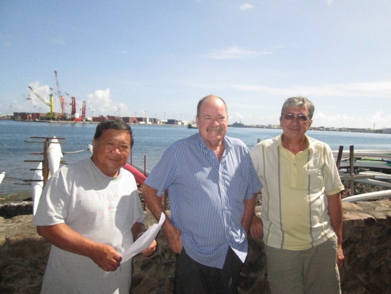 Emile Vernier entre deux sympathisants du SDIRAF. Emile Vernier entre deux sympathisants du SDIRAF.