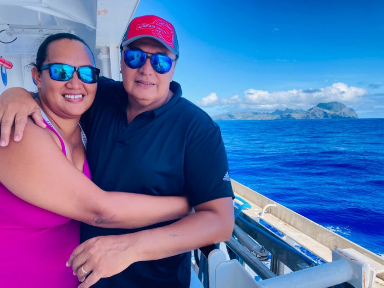 Avec sa femme, en route pour Rapa qui se dessine en arrière-plan. Avec sa femme, en route pour Rapa qui se dessine en arrière-plan.